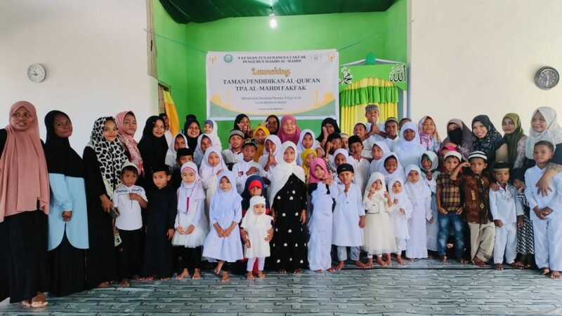 Santri TPA Al Mahdi bersama Wali Santri dan Tim Pengajar berfoto dalam Launching TPA Al Mahdi Fakfak, yang terletak tepat dibelakang RTH Ma'ruf Amin (Dok. jabar.tagarutama.com)
