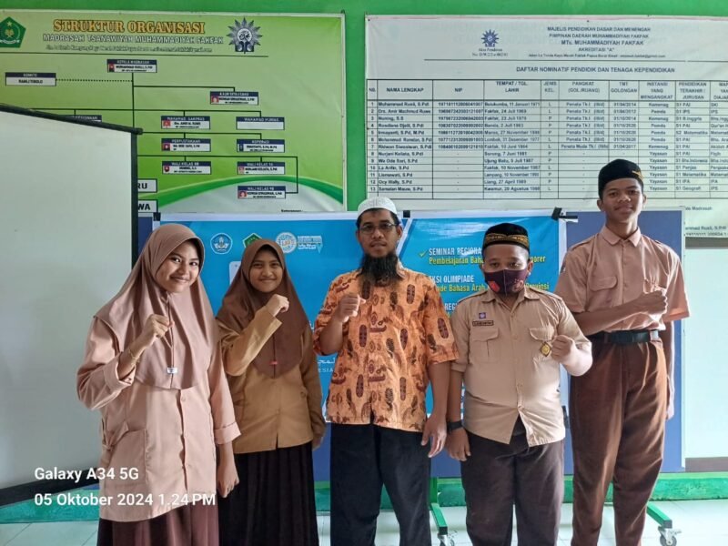 Kepala Sekolah MTs Tahfidzul Qur'an Muhammadiyah Fakfak ustadz Ramdan foto bersama Siswa dan siswa MTs Tahfidzul Qur'an Muhammadiyah Fakfak yang mengikuti kompetisi Olimpiade Bahasa Arab yang diselenggarakan oleh Forum Musyawarah Guru Mata Pelajaran (MGMP) Bahasa Arab seluruh Indonesia(Dok. jabar.tagarutama.com)