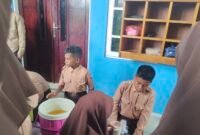 Salah satu siswa kelas VI SD IT As Salaam Fakfak menjajakan dagangannya saat Marketing Day digelar di Sekolah Islam Terpadu (SIT) As Salaam.