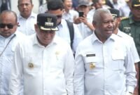 Tampak Gubernur Papua Barat Drs. Dominggus Mandacan, M.Si dan Bupati Fakfak Samaun Dahlan, S.Sos., M.AP berjalan bersama untuk menghadiri kegiatan Silaturahmi Masyarakat Fakfak bersama umat Islam di Kabupaten Fakfak. 