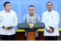 Ketua DPR RI Sufmi Dasco Ahmad bersama Menteri Sekretaris Negara Prasetyo Hadi dan Sekretaris Kabinet Teddy Indra Wijaya di Kantor Presiden, mengumumkan secara resmi Presiden RI Prabowo Subianto resmi menandatangani surat rehabilitasi bagi tiga pihak yang terseret dalam perkara hukum PT ASDP Indonesia Ferry. (Dok. jabar.tagarutama.com media)