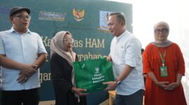  Wakil Menteri Hak Asasi Manusia (HAM), Mugiyanto, menyerahkan santunan kepada keluarga korban Peristiwa Mei 1998 di Klender, Jakarta Timur, Minggu (15/2/2026)